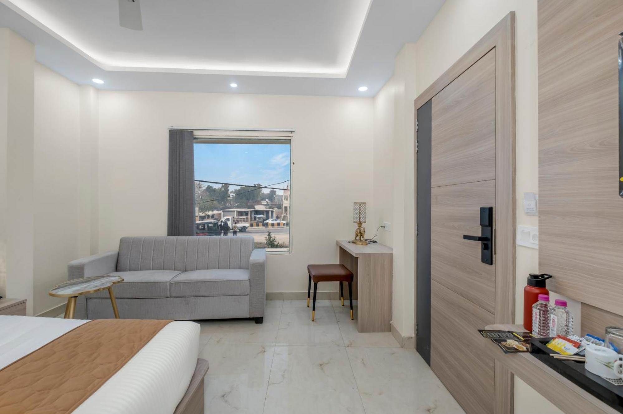 Hotel Sudarshan Ayodhya Exteriör bild