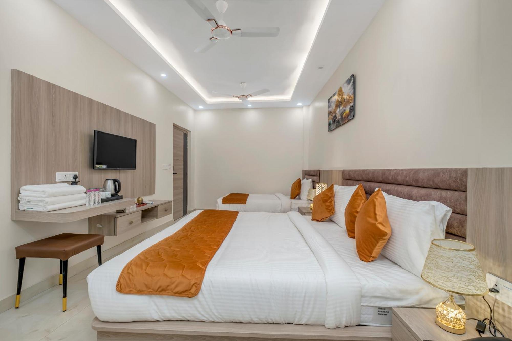 Hotel Sudarshan Ayodhya Exteriör bild