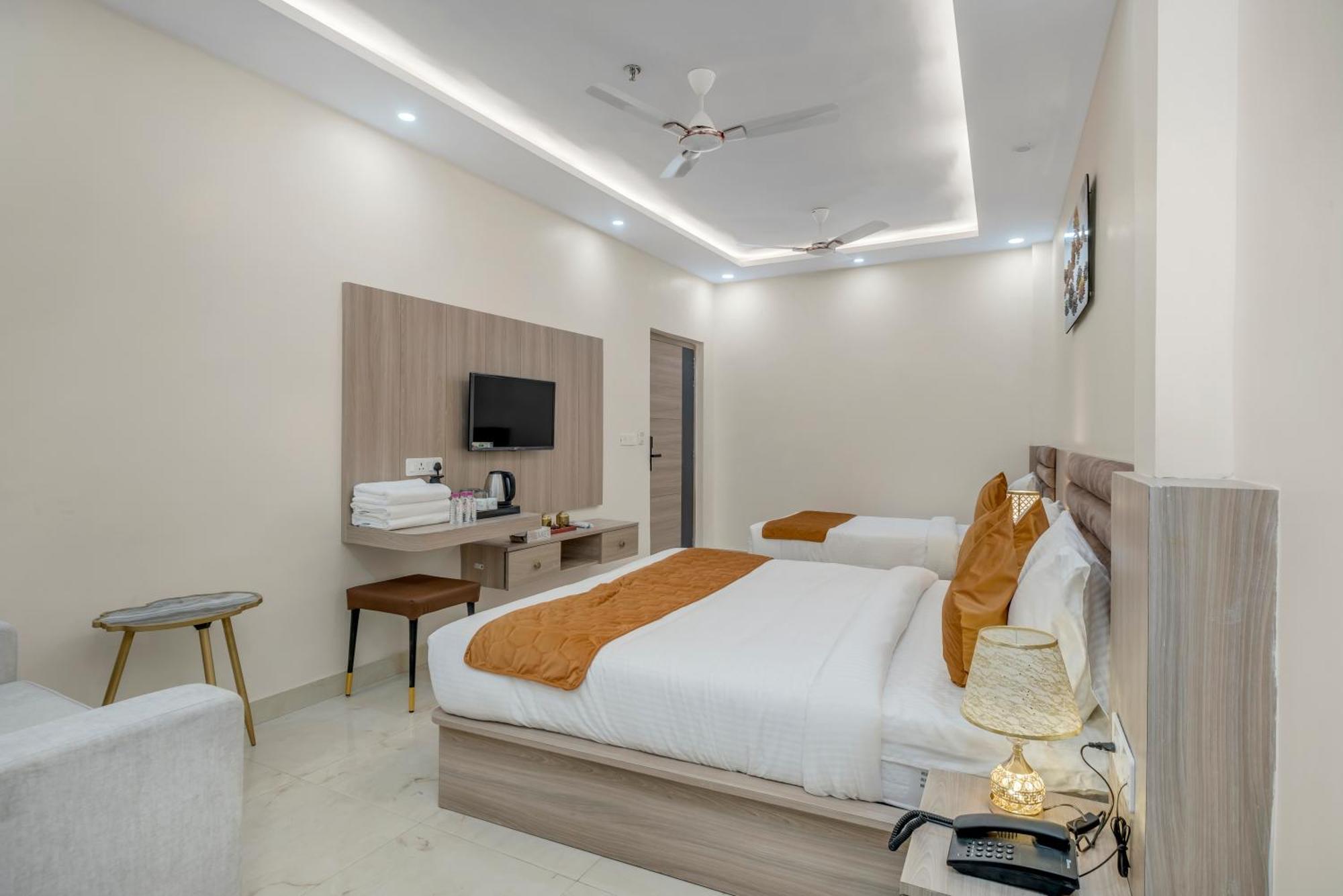 Hotel Sudarshan Ayodhya Exteriör bild
